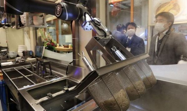 Любимую лапшу японцев на железнодорожной станции начал готовить робот