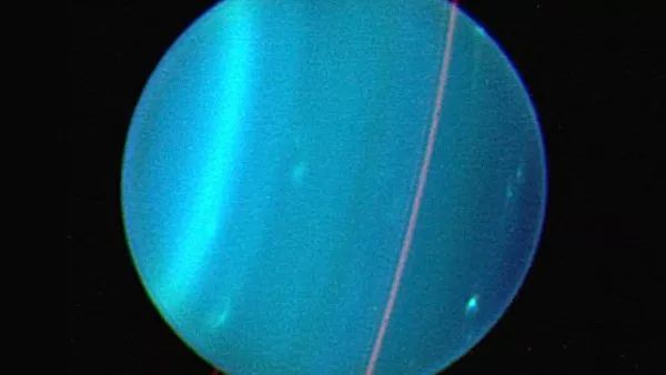<br />
Астрономы объяснили, почему Уран вращается на боку<br />
