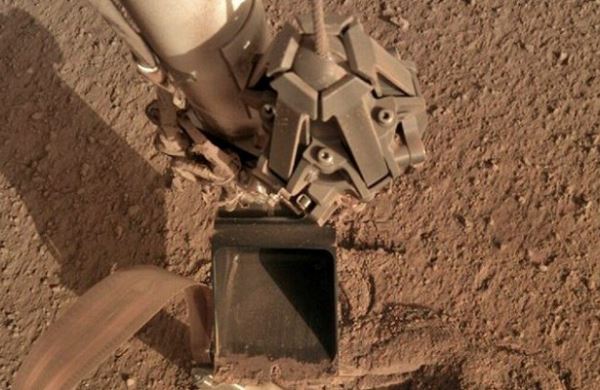 <br />
Марсианский модуль ударил себя лопатой, чтобы освободить зонд<br />

