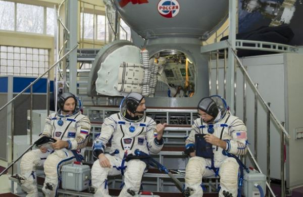 <br />
Готовящийся к отправке на МКС экипаж изолировали из-за пандемии<br />
